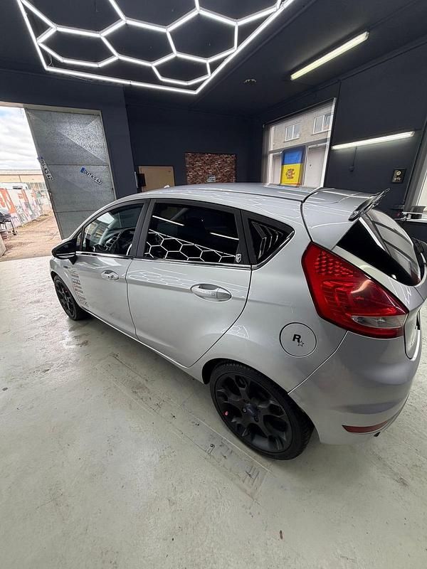 Gebraucht Ford Fiesta 90 PS (66 kW) 2009 Grau Kleinwagen