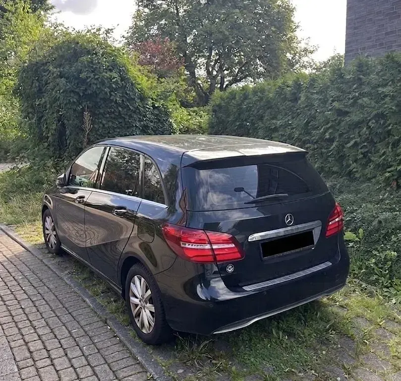 Gebraucht Mercedes B180 122 PS (89 kW) 2015 Schwarz Kleinwagen