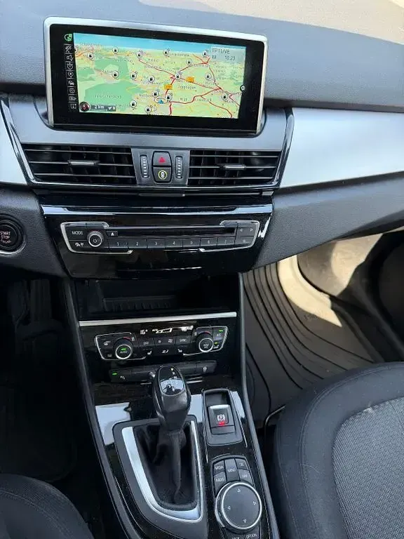Gebraucht BMW 218 Active Tourer Sport Line 136 PS (100 kW) 2015 Silber Van / Kleinbus