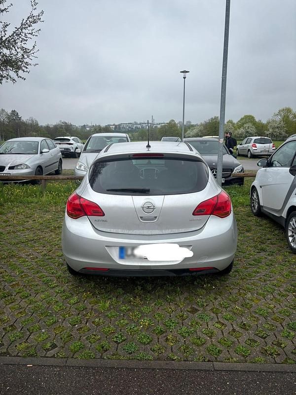 Gebraucht Opel Astra 116 PS (85 kW) 2011 Silber Limousine