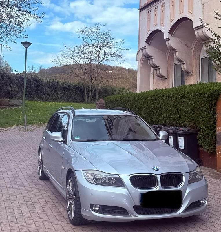 Gebraucht BMW 320 177 PS (130 kW) 2010 Silber Kombi