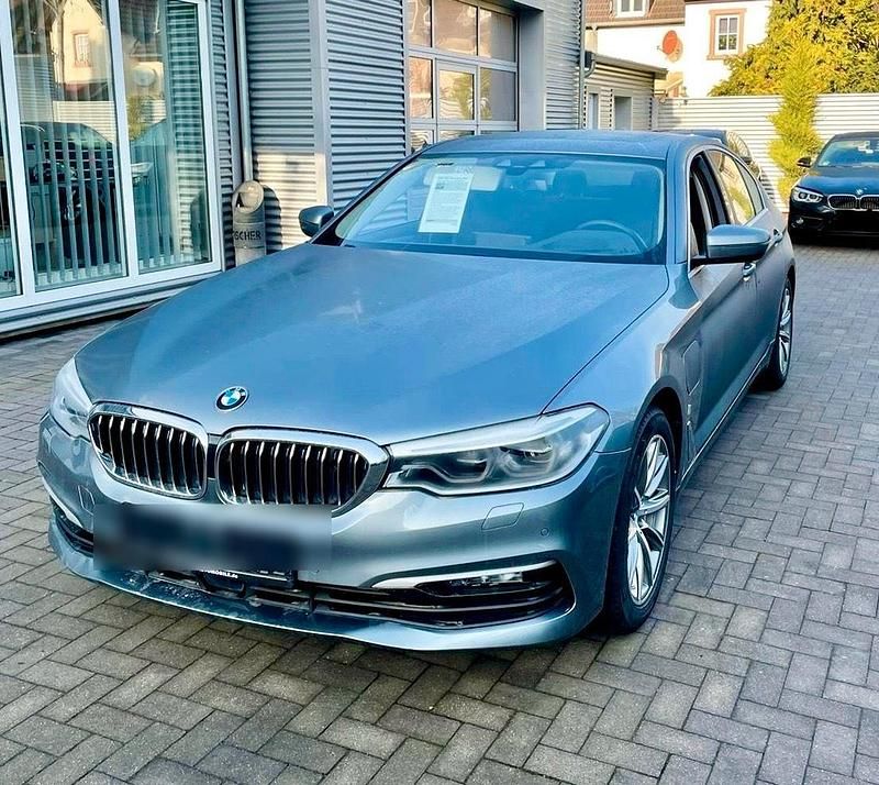 Grau Gebraucht 2018 BMW 530e iPerformance Limousine | 29.750 € (Fairer Preis) - Bild 1/4
