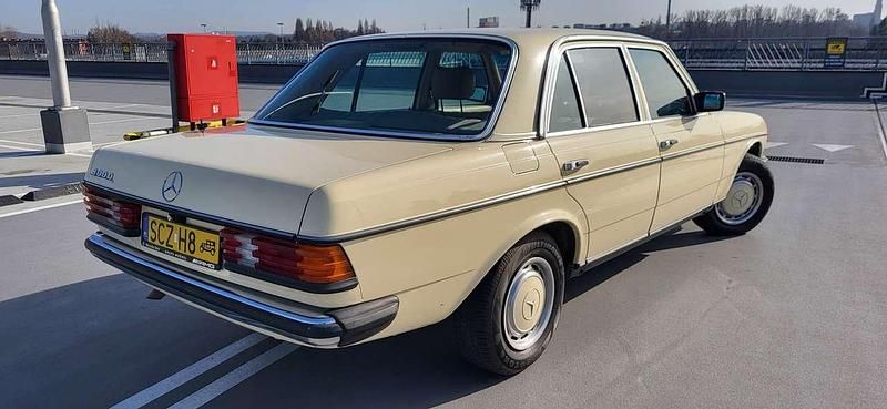 Gebraucht Mercedes E300 86 PS (63 kW) 1981 Beige Limousine