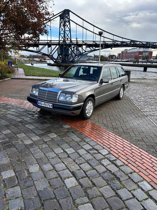 Grau Gebraucht 1991 Mercedes 300 Kombi | 19.900 € - Bild 1/4