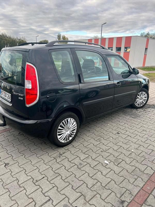 Schwarz Gebraucht 2011 Skoda Roomster Van / Kleinbus | 1.999 € (Etwas zu teuer) - Bild 1/4