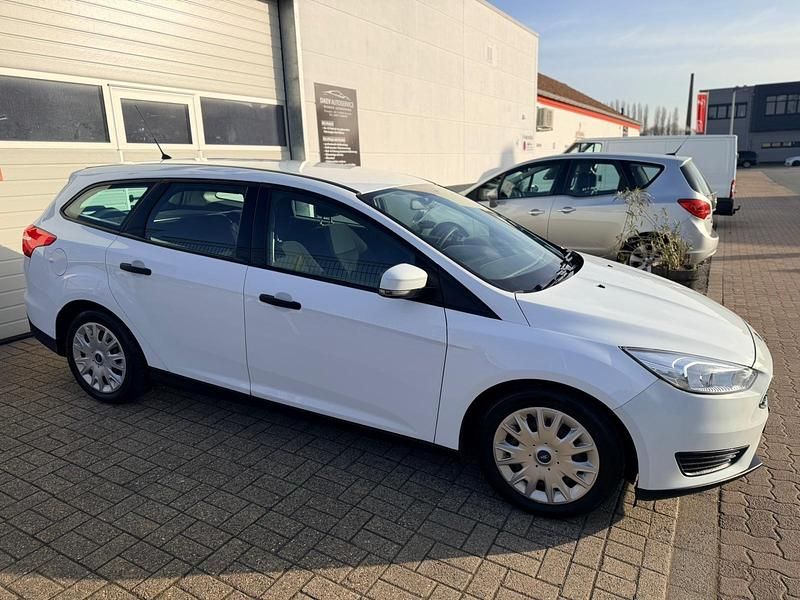 Gebraucht Ford Focus Ambiente 95 PS (69 kW) 2015 Weiß Kombi