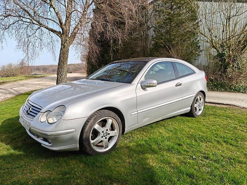 Gebraucht Mercedes C220 143 PS (105 kW) 2004 Silber Coupé