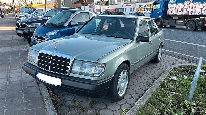 Gebraucht Mercedes E230 136 PS (100 kW) 1989 Grün Limousine