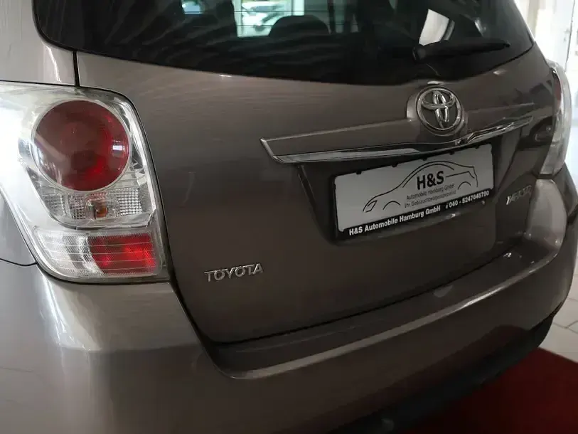 Gebraucht Toyota Verso Skyview Edition 112 PS (82 kW) 2016 Avantgarde bronze me Van / Kleinbus
