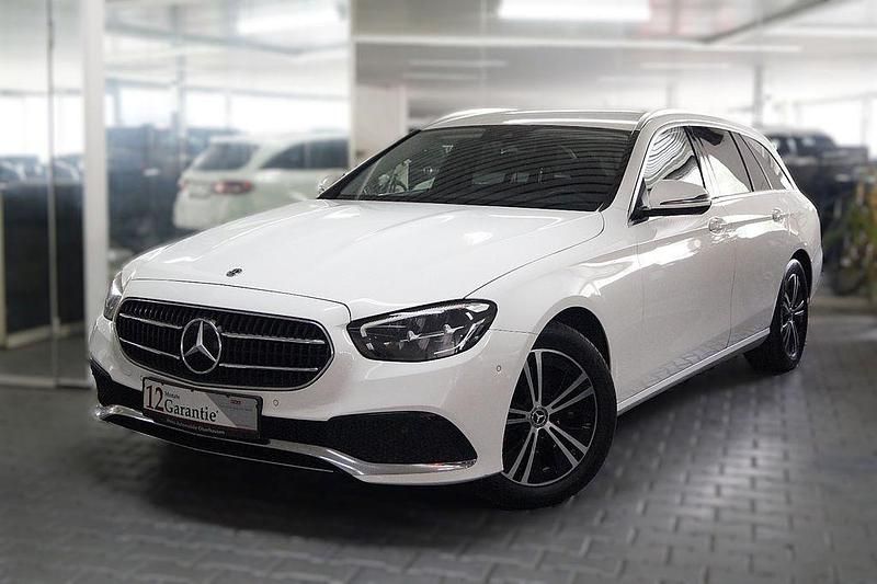 Weiß Gebraucht 2022 Mercedes E220 Limousine | 27.490 € (Superpreis) - Bild 1/4