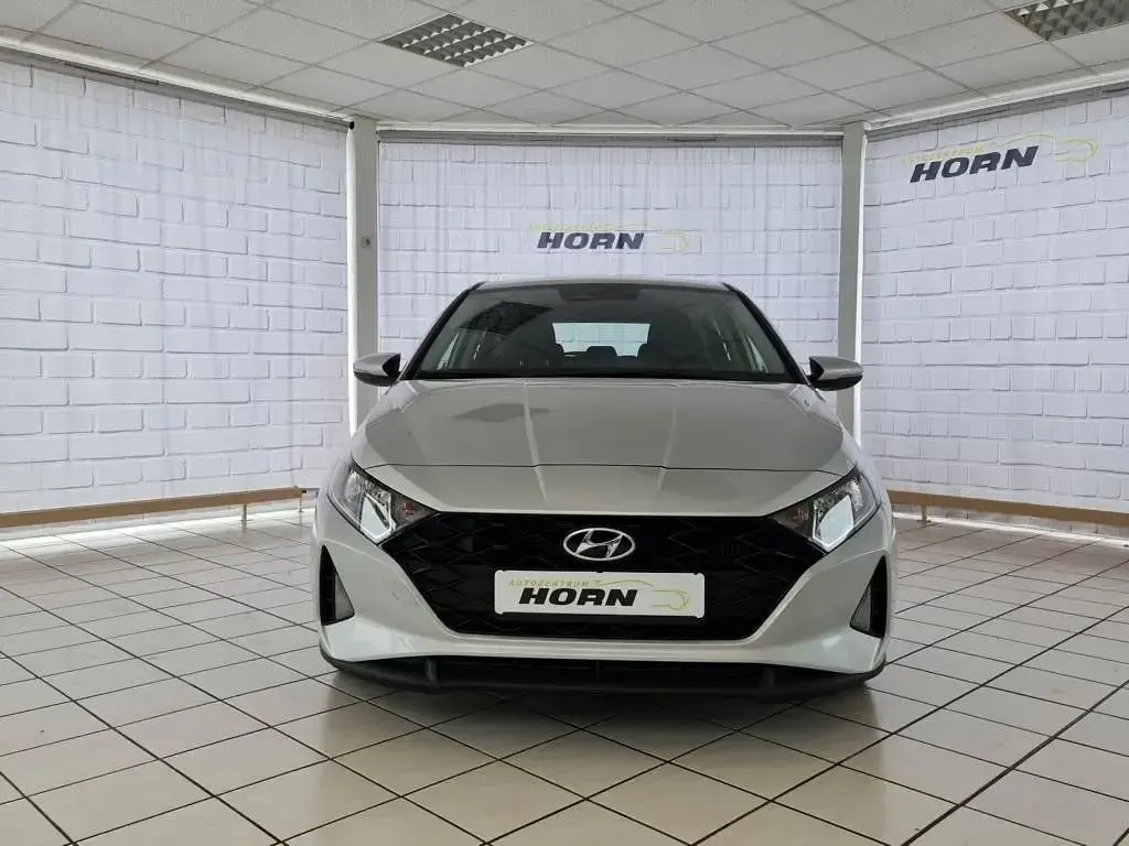 Gebraucht Hyundai i20 101 PS (74 kW) 2023 Sleek silver / met Kleinwagen