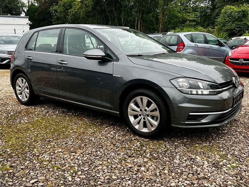 Gebraucht VW Golf VII Comfortline 131 PS (96 kW) 2019 Grau Limousine