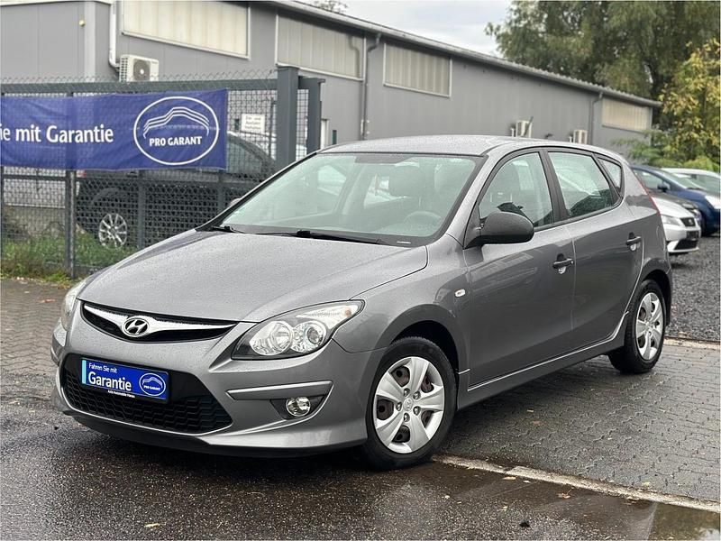 Grau Gebraucht 2012 Hyundai i30 Classic Limousine | 3.990 € (Fairer Preis) - Bild 1/4