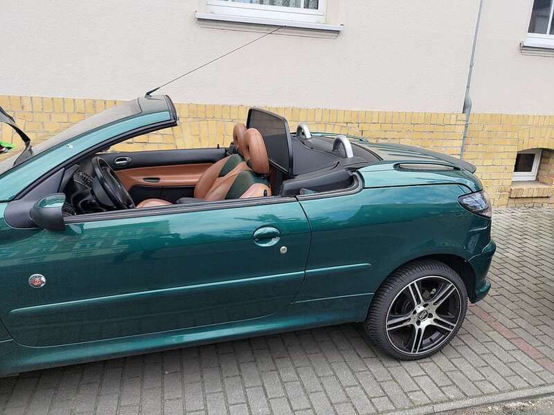 Grün Gebraucht 2004 Peugeot 206 CC Roland Garros Cabrio | 3.500 € - Bild 1/4