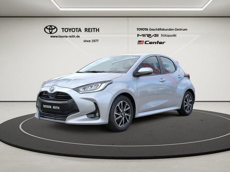 Silber Gebraucht 2022 Toyota Yaris Hybrid Comfort Kleinwagen | 17.980 € (Fairer Preis) - Bild 1/4