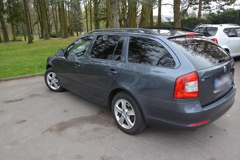 Gebraucht Skoda Octavia 105 PS (77 kW) 2011 Grau Kombi