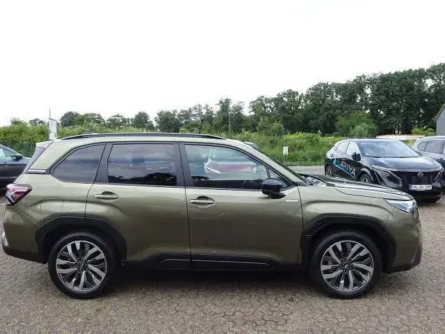 Neu Subaru Forester Platinum 136 PS (100 kW) 2026 Grün SUV
