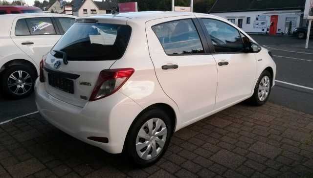 Gebraucht Toyota Yaris Hybrid 75 PS (55 kW) 2012 Weiß Limousine