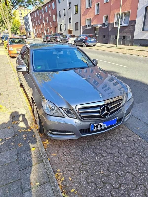 Silber Gebraucht 2012 Mercedes E200 Limousine | 10.999 € - Bild 1/4