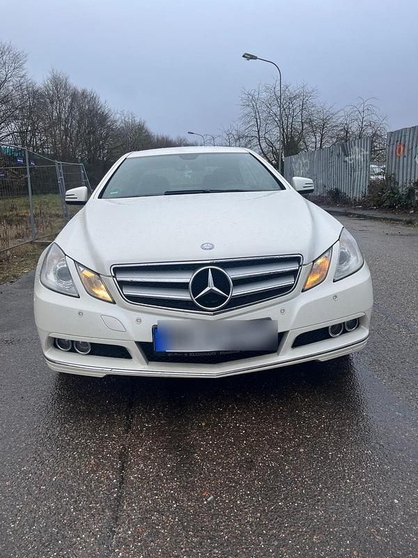 Gebraucht Mercedes E200 184 PS (135 kW) 2010 Weiß Coupé