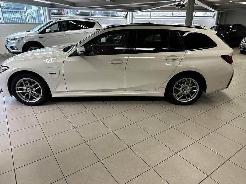 Gebraucht BMW 320e M Sport 163 PS (119 kW) 2022 Weiß Kombi