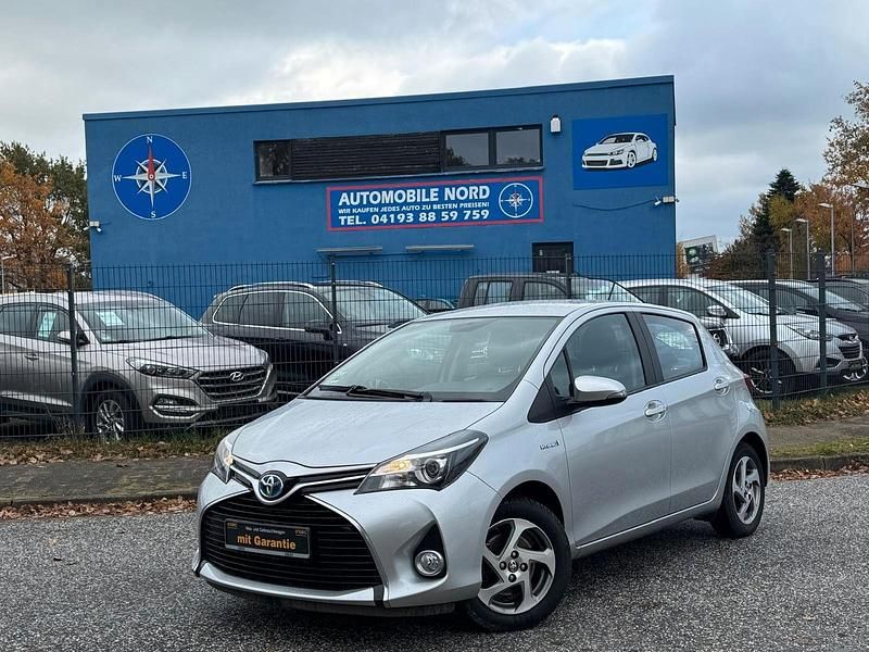 Silber Gebraucht 2015 Toyota Yaris Hybrid Comfort Kleinwagen | 12.900 € (Fairer Preis) - Bild 1/4
