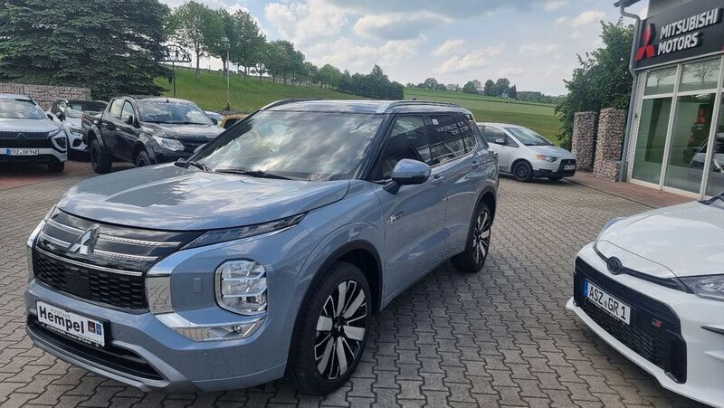 Grau Neu 2025 Mitsubishi Outlander P-HEV Top SUV | 59.890 € - Bild 1/4