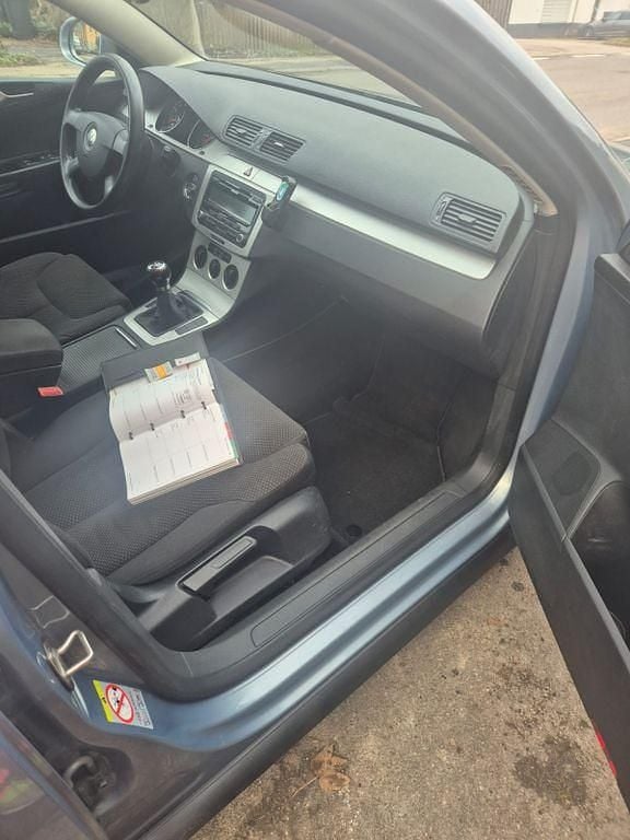 Blau Gebraucht 2009 VW Passat Comfortline Kombi | 2.750 € - Bild 1/4