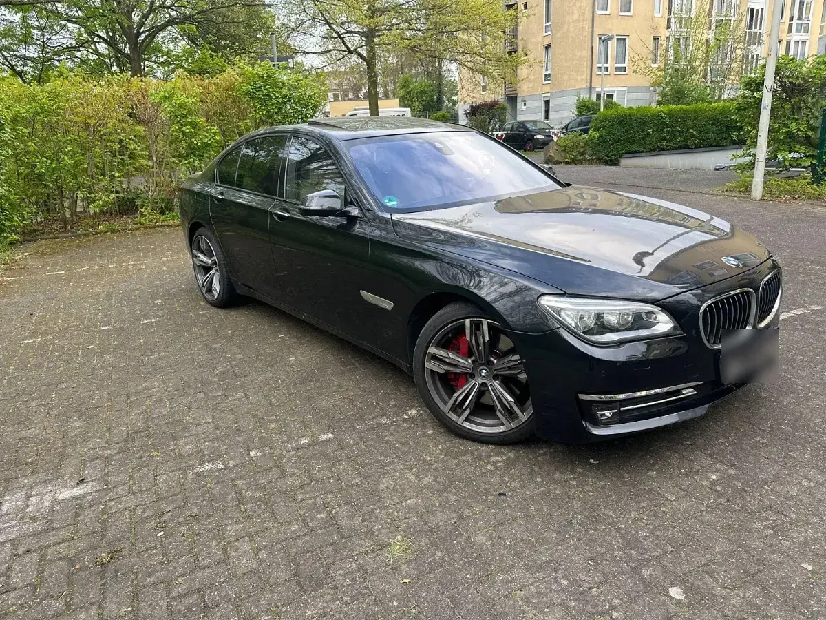 Gebraucht BMW 750 Sport Line 381 PS (280 kW) 2012 Schwarz Limousine
