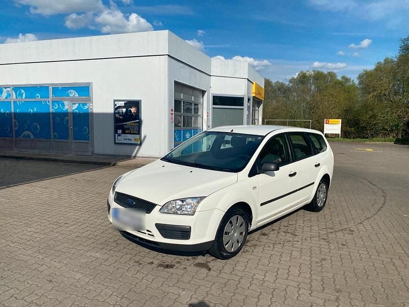 Weiß Gebraucht 2005 Ford Focus Kombi | 7.999 € - Bild 1/4