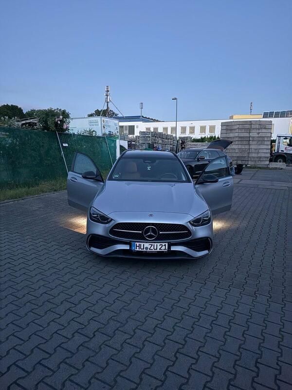 Silber Gebraucht 2023 Mercedes C300e AMG line Kombi | 41.900 € - Bild 1/4