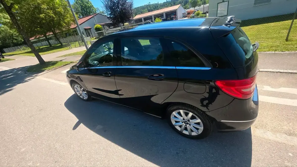 Gebraucht Mercedes B200 156 PS (114 kW) 2013 Schwarz Kleinwagen