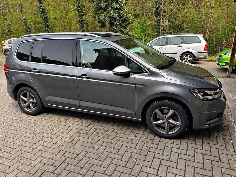 Gebraucht VW Touran Highline 150 PS (110 kW) 2020 Grau Van / Kleinbus