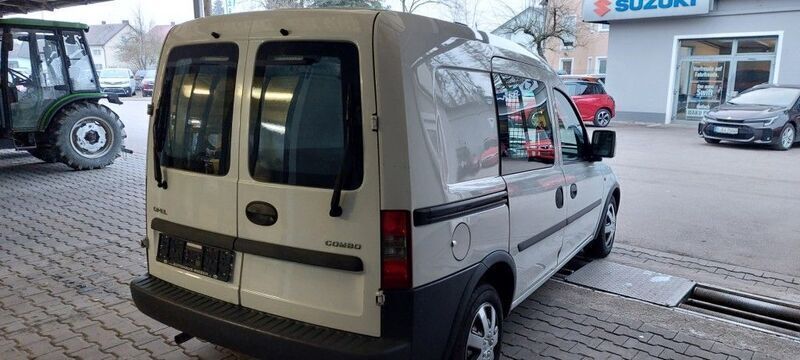 Gebraucht Opel Combo Business 90 PS (66 kW) 2011 Weiã? Van / Kleinbus