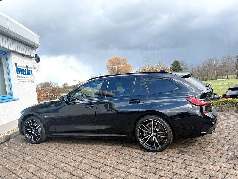 Gebraucht BMW 330e M Sport 184 PS (135 kW) 2022 Schwarz Kombi