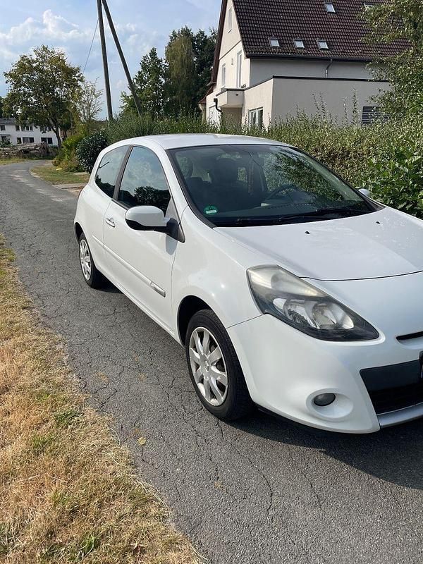 Weiß Gebraucht 2012 Renault Clio IV Dynamique Limousine | 3.100 € (Superpreis) - Bild 1/4