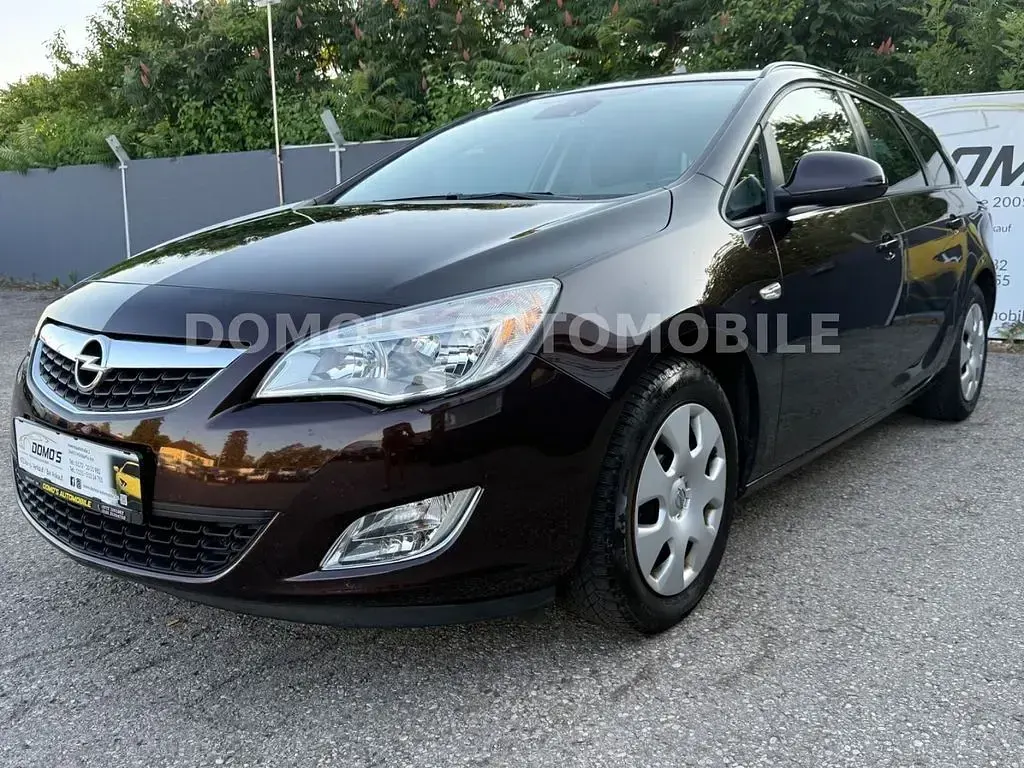 Gebraucht Opel Astra Design Edition 140 PS (102 kW) 2012 Mahagonibraun/darkmahagony Kombi