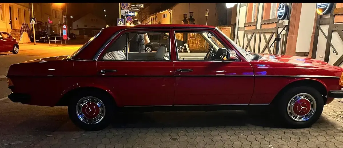 Gebraucht Mercedes 200 94 PS (69 kW) 1978 Rot Limousine