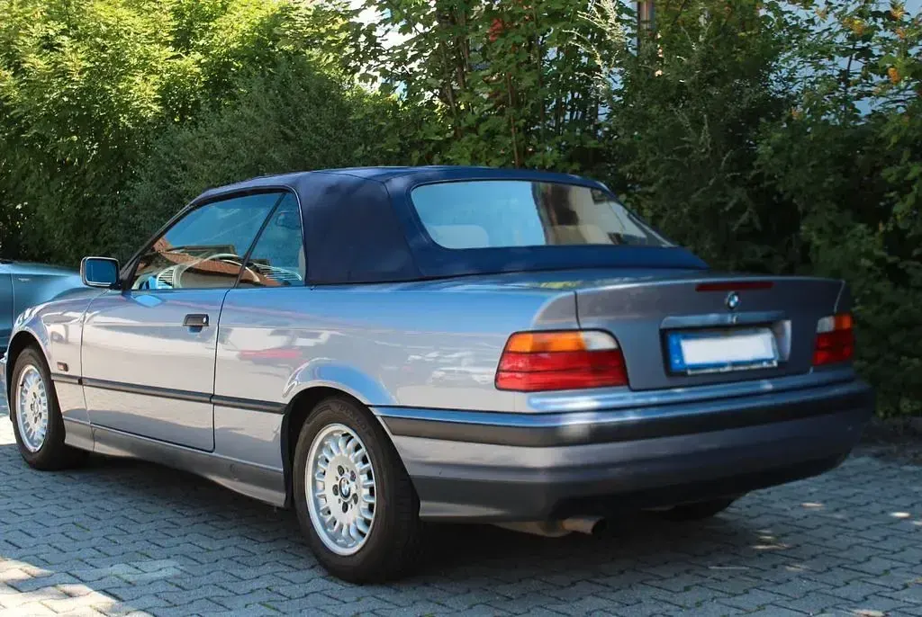 Gebraucht BMW 320 Cabriolet 150 PS (110 kW) 1996 Blau Cabrio