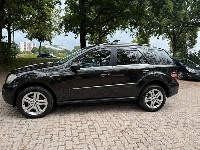 Schwarz Gebraucht 2010 Mercedes ML350 Edition SUV | 10.290 € (Fairer Preis) - Bild 1/4