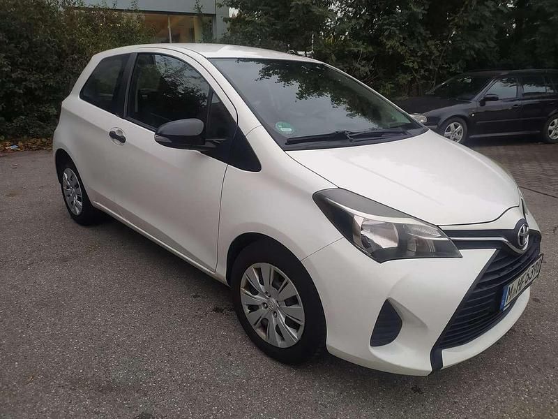 Weiß Gebraucht 2016 Toyota Yaris Limousine | 5.400 € (Guter Preis) - Bild 1/4