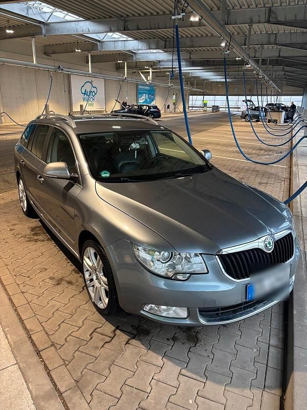 Silber Gebraucht 2011 Skoda Superb Kombi | 6.500 € (Guter Preis) - Bild 1/4