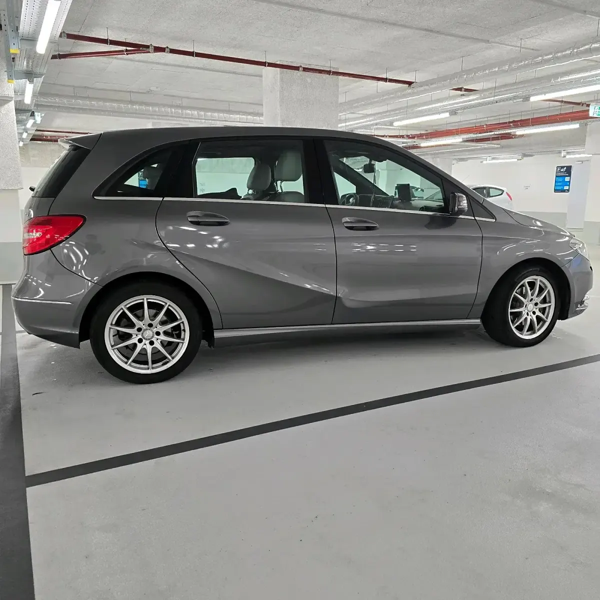 Gebraucht Mercedes B180 109 PS (80 kW) 2013 Grau Kleinwagen