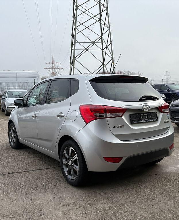 Gebraucht Hyundai ix20 Style 90 PS (66 kW) 2016 Silber Kleinwagen