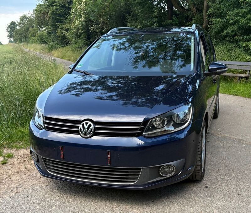 Blau Gebraucht 2012 VW Touran Highline Van / Kleinbus | 9.599 € (Etwas zu teuer) - Bild 1/4