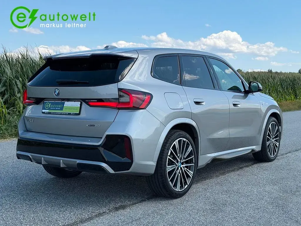 Gebraucht BMW iX1 M Sport 230 kW (313 PS) 2024 Spacesilber metallic SUV