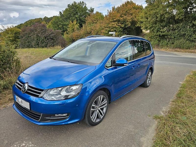 Blau Gebraucht 2018 VW Sharan Highline Van / Kleinbus | 36.500 € (Teuer) - Bild 1/4