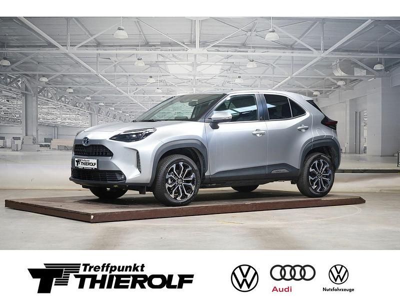 Silber Gebraucht 2022 Toyota Yaris Hybrid Team SUV | 24.480 € (Fairer Preis) - Bild 1/4