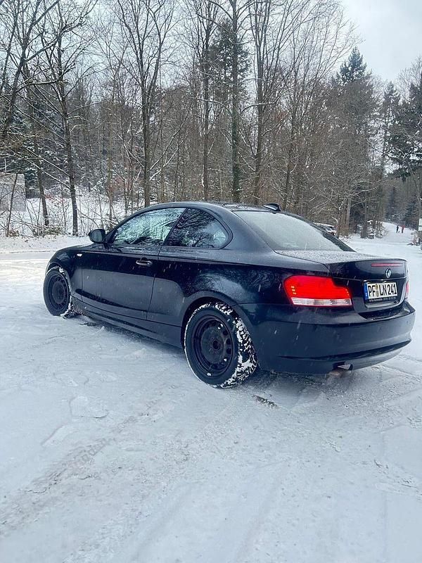 Schwarz Gebraucht 2009 BMW 118 Coupé Coupé | 5.699 € (Fairer Preis) - Bild 1/4