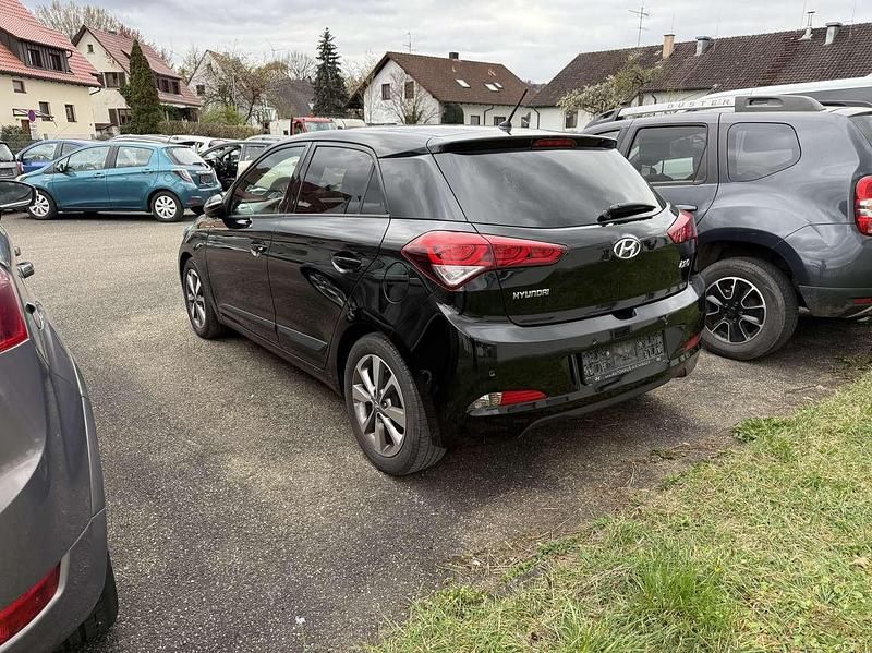 Gebraucht Hyundai i20 Style 101 PS (74 kW) 2017 Phantom black. / mic Kleinwagen
